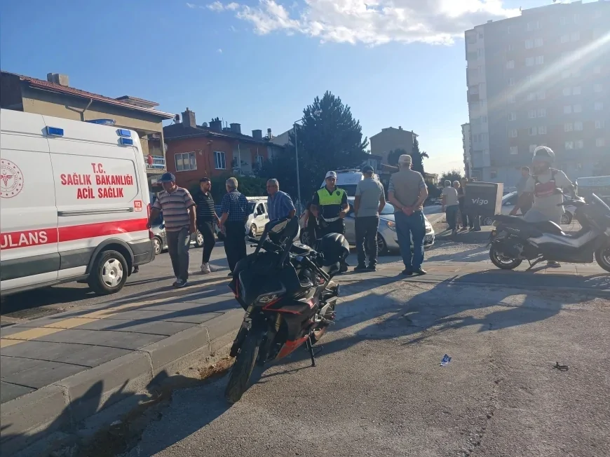 Çorum’da otomobil ile motosikletin çarpıştığı kazada 2 kişi yaralandı
