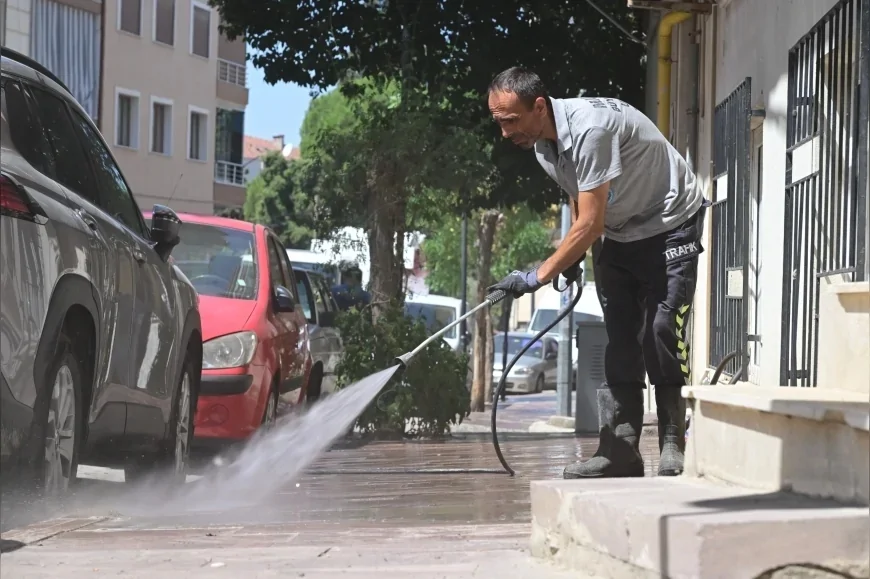 Manisa’da Vatandaşların Talebi Karşılık Buldu, Ulutepe Caddesi’nde Kapsamlı Temizlik Yapıldı