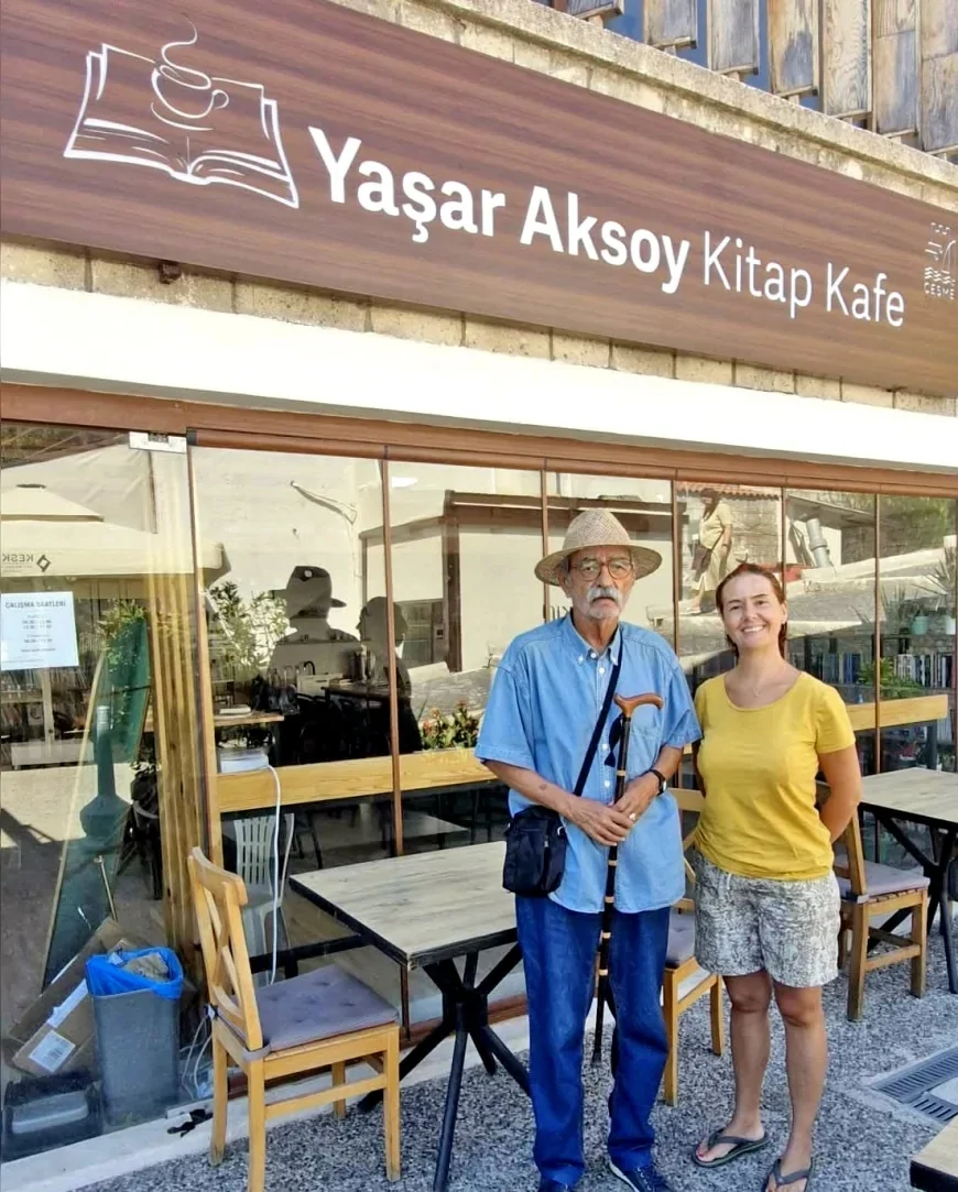 Gazeteci-yazar Yaşar Aksoy, Alaçatı’da kendi adını taşıyan Kitap Kafe’yi ilk kez ziyaret etti