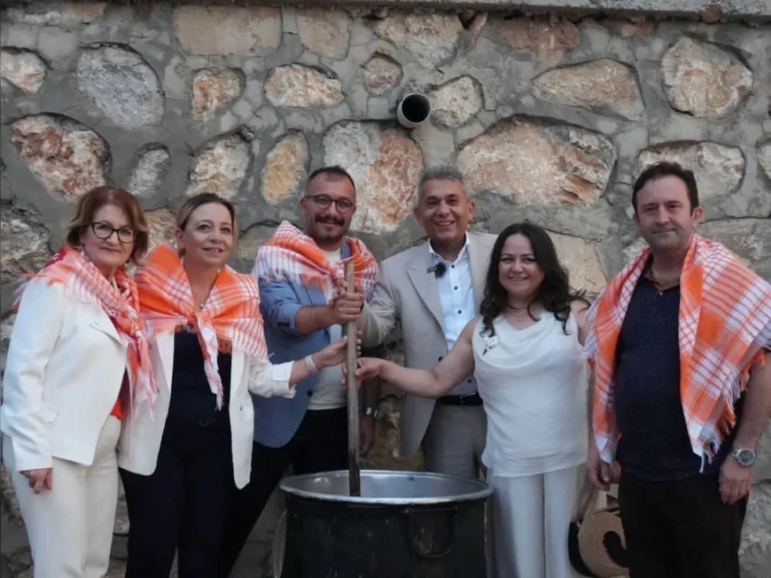 Çal’da 2. Geleneksel Bağbozumu Kültür ve Sanat Festivali Temsili Hasat ve Kortejle Başladı