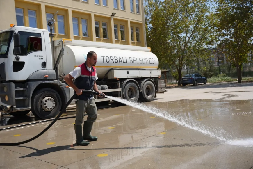 Torbalı Belediyesi hafta sonu sahaya indi, ilçede üstyapıdan okul bahçelerine çalışma sürüyor