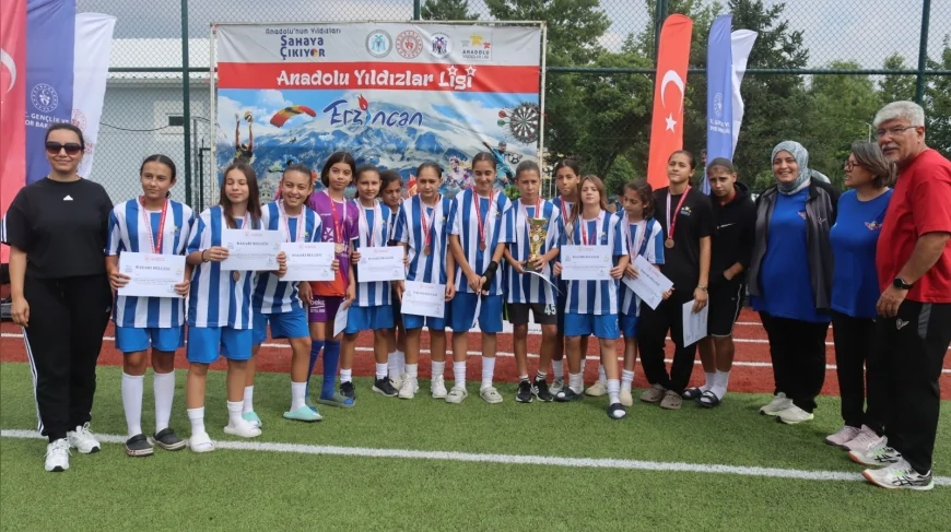 Manisa İl Karması Kız Futbol Takımı Erzincan’da Türkiye üçüncüsü oldu