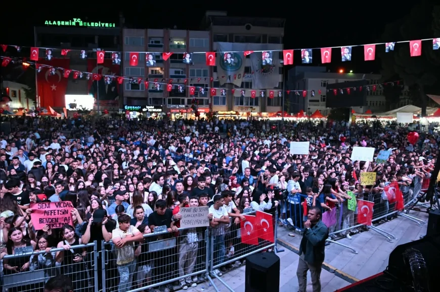 Manisa Büyükşehir Belediyesi ve Alaşehir Belediyesi’nin düzenlediği konserde Merve Özbey, kurtuluşun 104. yıl dönümünde Alaşehirlilerle buluştu