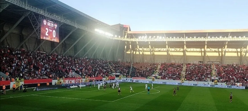 Arca Çorum FK, Eyüpspor'u 3-0 mağlup ederek Süper Lig'de ilk galibiyetini aldı
