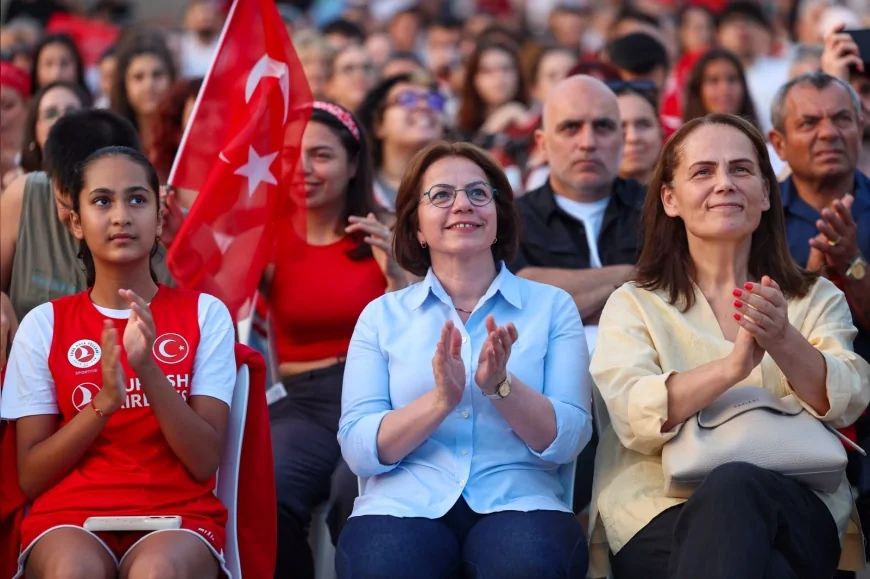 Maltepe Meydanı’nda Filenin Sultanları’nın Avrupa şampiyonluğu dev ekranda kutlandı