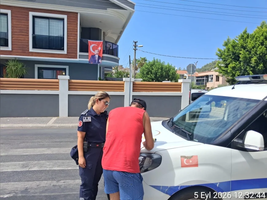 Marmaris’te çöp konteyneri yanına moloz döken kişiye kamera tespitiyle idari yaptırım uygulandı