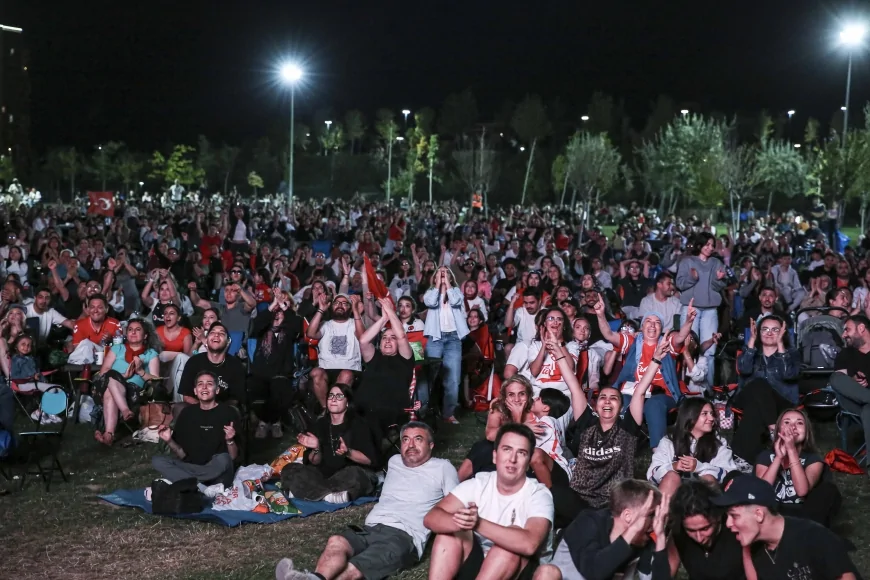 Ankara’da Filenin Sultanları’nın Avrupa Şampiyonluğu Dev Ekranlarda Binlerce Başkentliyle Kutlandı