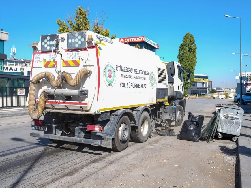 Etimesgut Belediyesi Şaşmaz Oto Sanayi’nde hurda ve molozları temizleyerek yolları yıkadı