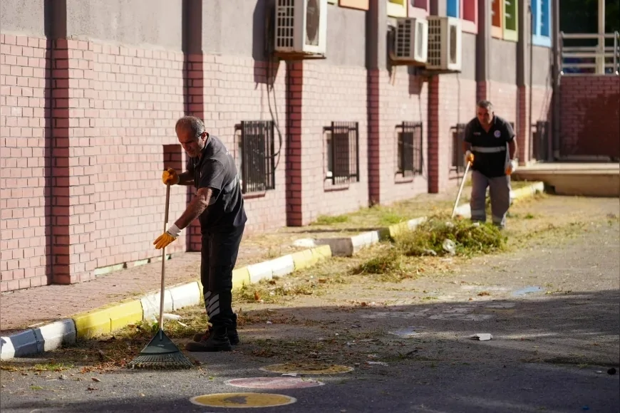 Maltepe Belediyesi 82 okulda yeni eğitim yılı öncesi temizlik ve çevre düzenlemesi başlattı