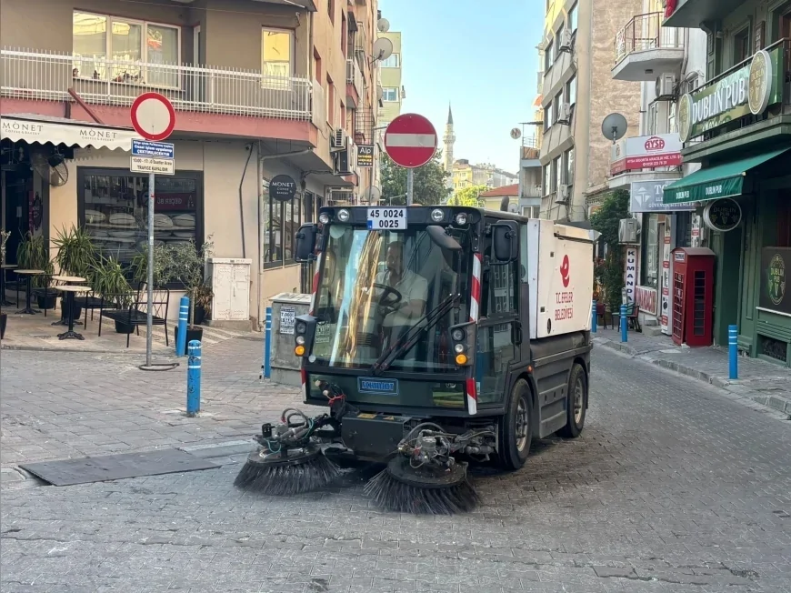 Efeler Belediyesi ekipleri esnaf kepenk açmadan Hasanefendi Mahallesi’nde temizlik yaptı