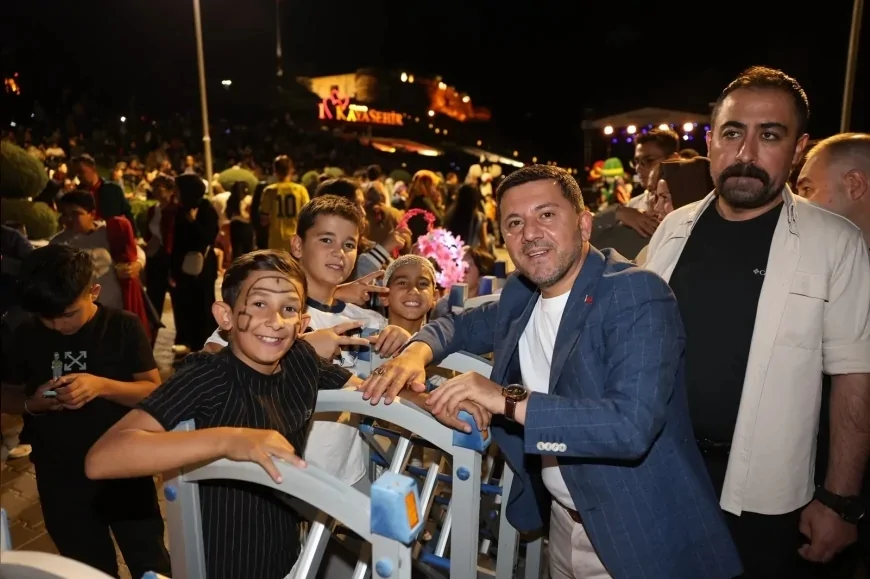 Nevşehir Belediyesi’nin Kayaşehir’de düzenlediği konserde Seksendört binlerce müziksevere unutulmaz gece yaşattı