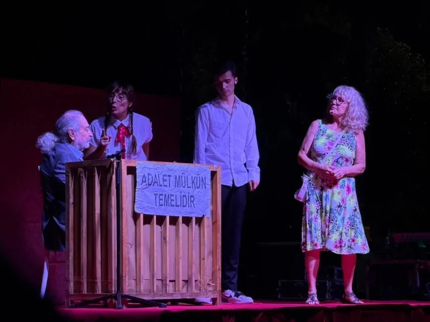 Yalova’da “Dikkat! Aile Var!” Komedisi Açık Havada Vatandaşlarla Buluştu
