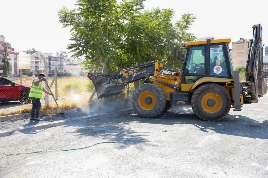Efeler Belediye Başkanı Anıl Yetişkin’in öncülüğünde Yedi Eylül Caddesi’nde asfalt çalışması sürüyor