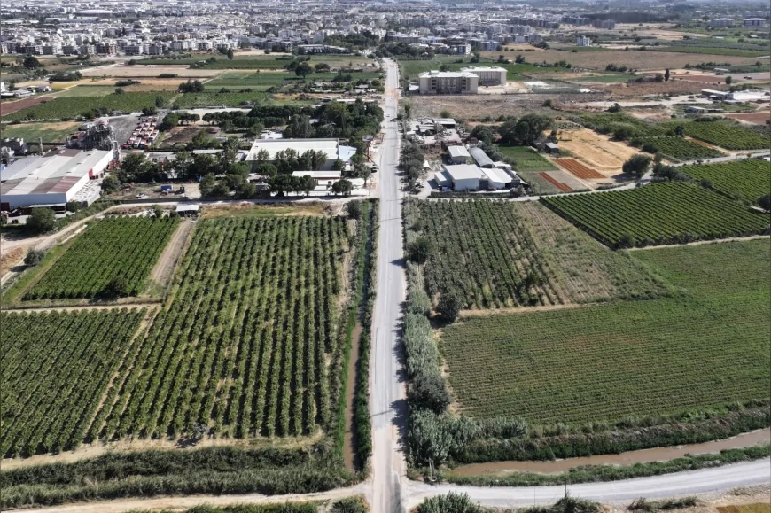 Manisa Büyükşehir Belediyesi, Muradiye’de Çullu Caddesi’ni Yuntdağı’na bağlayan yolda çift kat sathi kaplama çalışması başlattı