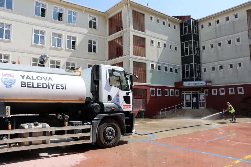 Yalova Belediyesi yeni eğitim dönemi öncesi okul bahçelerinde temizlik çalışmalarını hızlandırdı