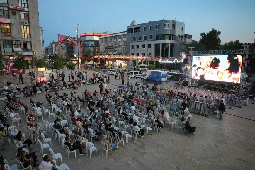 Maltepe’de Filenin Sultanları’nın yarı final sevinci dev ekranda yüzlerce vatandaşla yaşandı