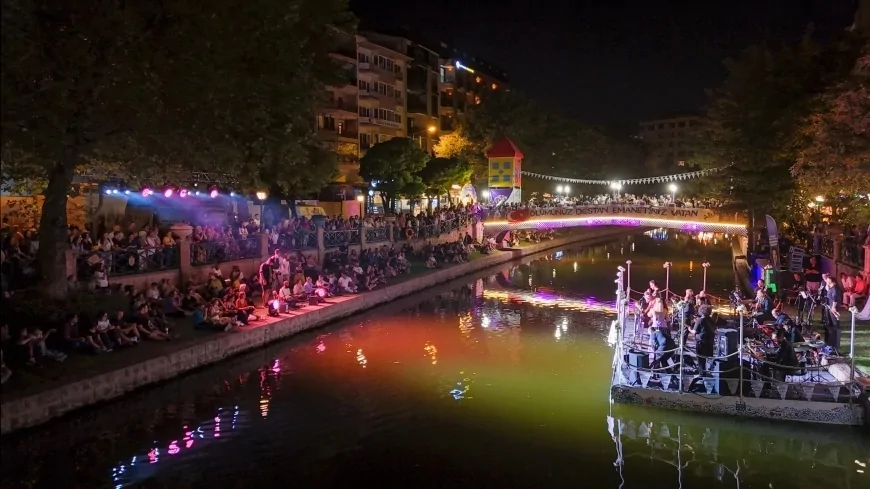 Eskişehir Porsuk Festivali’nde gondol ve nehir üzerinde müzik şöleni sanatseverleri buluşturdu