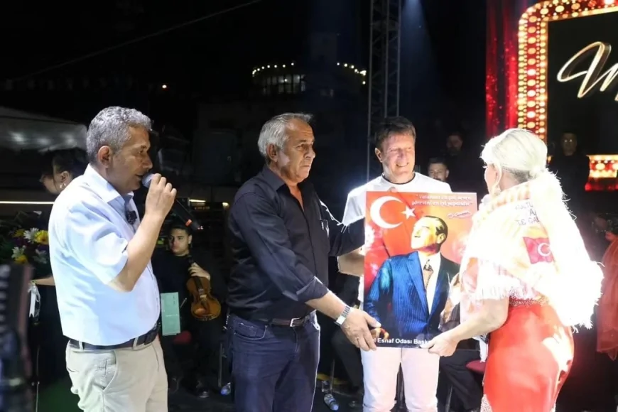 Çal Bağ Bozumu Festivali Muazzez Ersoy konseriyle binlerce kişinin katıldığı finalle tamamlandı