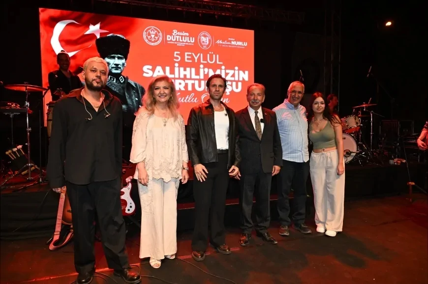 Salihli’nin Kurtuluşunun 104. Yılında Atatürk Kent Meydanı’nda Adamlar Coşkusu