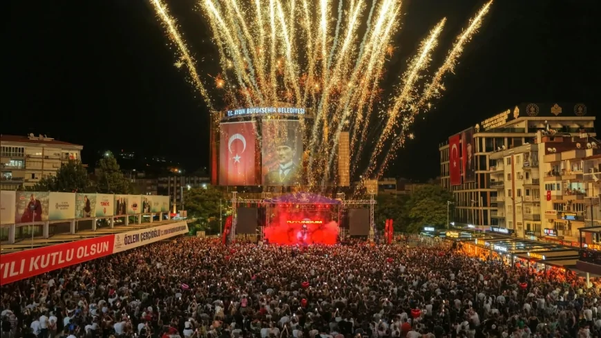 Aydın’da kurtuluşun 104. yıl dönümü coşkusu Atatürk Kent Meydanı’nda on binleri buluşturdu