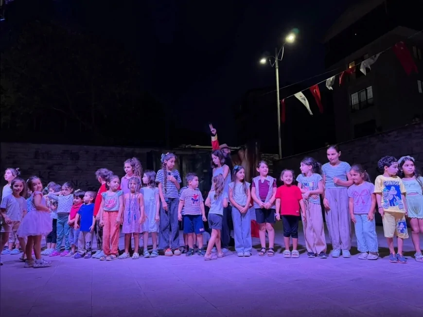 Yalova İsmetpaşa Mahallesi’nde çocuklar “Kırmızı Başlıklı Kız” tiyatrosuyla buluştu