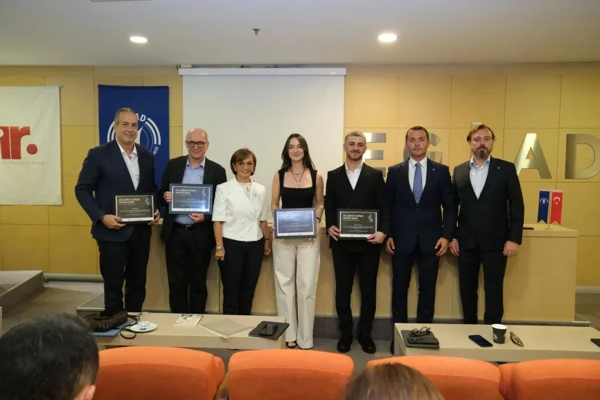 İzmir’de aile şirketlerinin markalaşma yolculuğu geçmişten geleceğe marka değeri odağında ele alındı