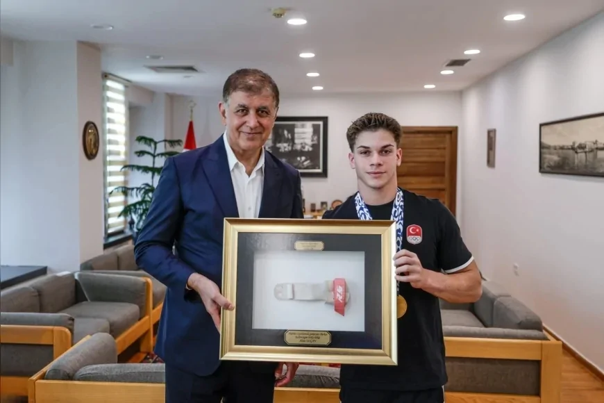 İzmir Büyükşehir Belediye Başkanı Dr. Cemil Tugay: “Başarılı sporcularımız için üzerimize düşeni yapmaya hazırız”