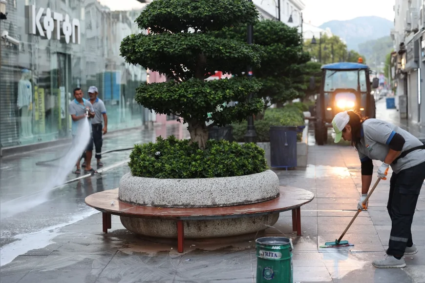 Marmaris Belediyesi ekipleri Sevgi Yolu’nda sabahın erken saatlerinde kapsamlı temizlik ve yıkama çalışması yaptı