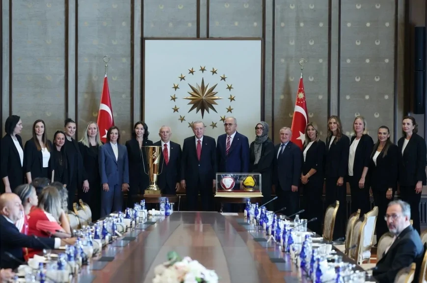 Cumhurbaşkanı Erdoğan: “Avrupa şampiyonluğunu yakalayıp buraya kupayla gelmek bizim için ayrı bir mutluluk”