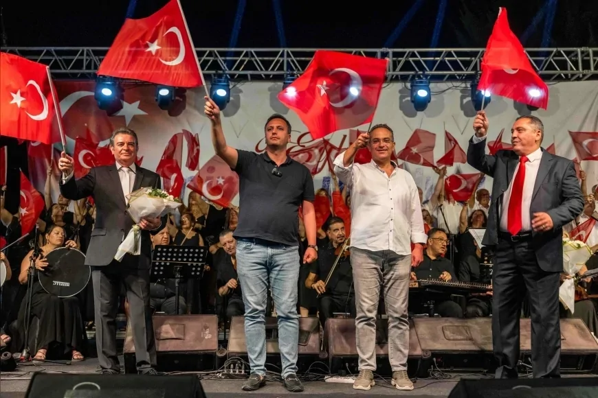 Bornova’da 9 Eylül coşkusu Büyükpark’ı sardı, Atatürk’ün sevdiği şarkılar binlerce kişiyle seslendirildi