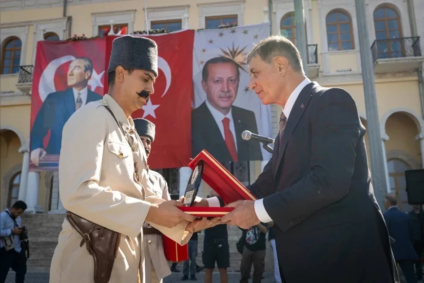 İzmir’in kurtuluşunun 104’üncü yılında tarihi bayrak töreni Süvari Birlikleri ile yeniden canlandırıldı