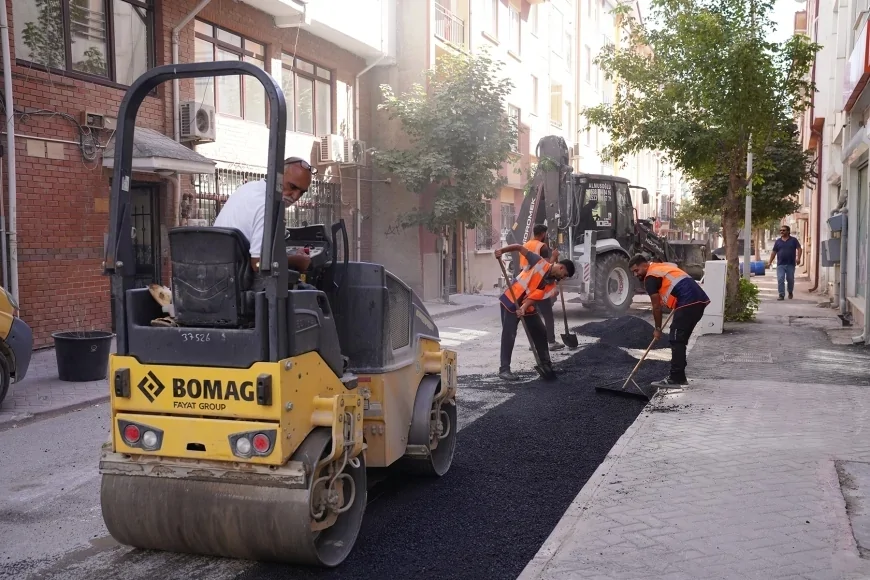 Tepebaşı’nda yol ve kaldırım çalışmaları sürüyor: Yeni Mahalle’de asfalt yama çalışması yapılıyor
