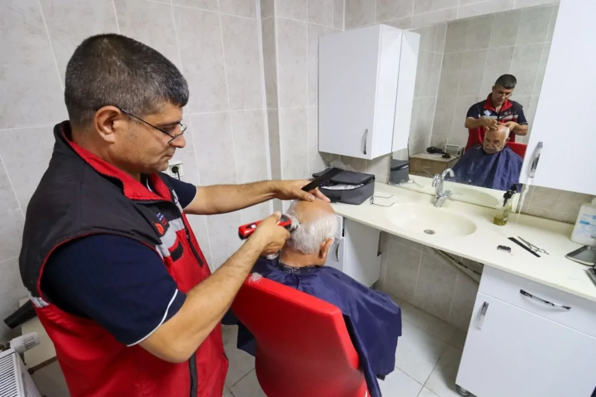 Yalova Belediyesi huzurevi sakinlerine kuaförlük ve kişisel bakım hizmeti sundu
