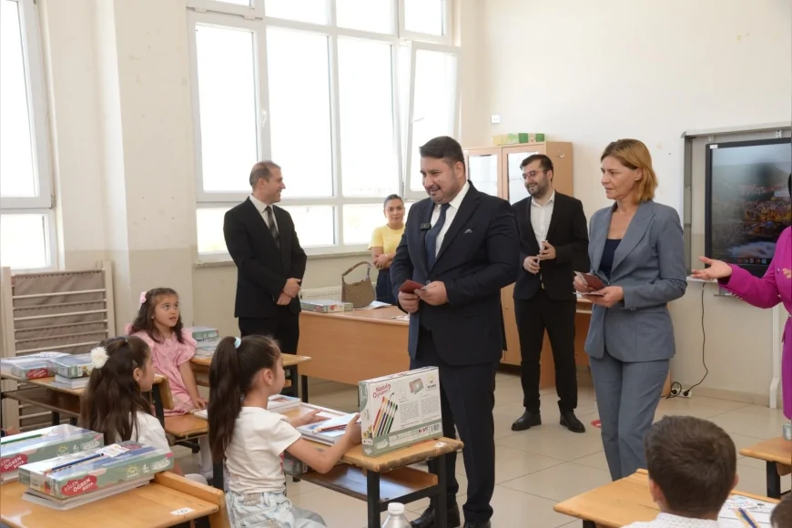 Kahramankazan Belediye Başkanı Selim Çırpanoğlu’ndan birinci sınıf öğrencilerine 1.000 TL eğitim desteği ve hediye
