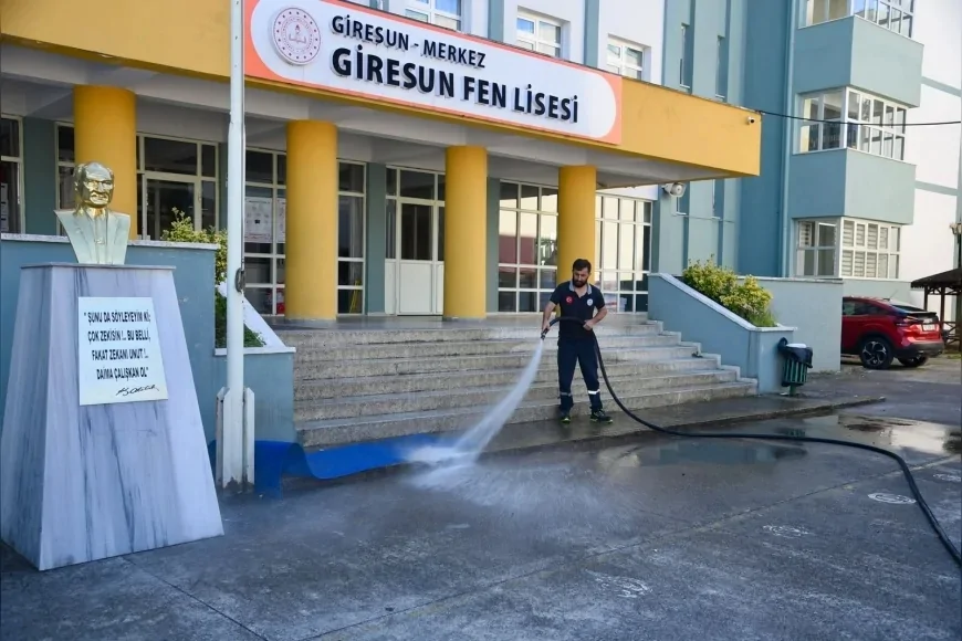 Giresun Belediyesi, Yeni Eğitim Yılı Öncesi Okul Bahçelerini Tazyikli Suyla Yıkıyor