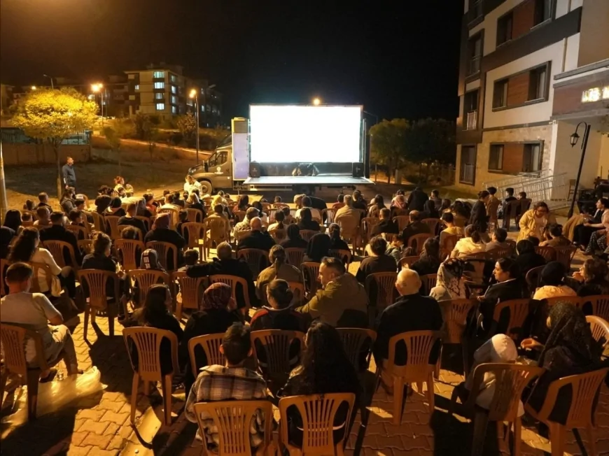 Denizli Büyükşehir Belediyesi’nin “Köyümde Sinema Günleri” projesi Çivril’de nostalji rüzgarını yeniden estirdi