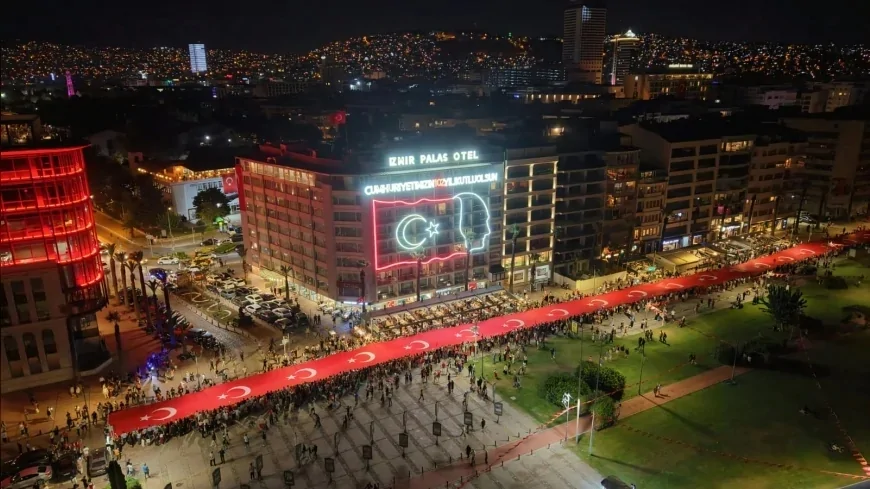 İzmir’in kurtuluşunun 104’üncü yıl dönümü 350 metrelik Türk bayraklı fener alayıyla kutlandı
