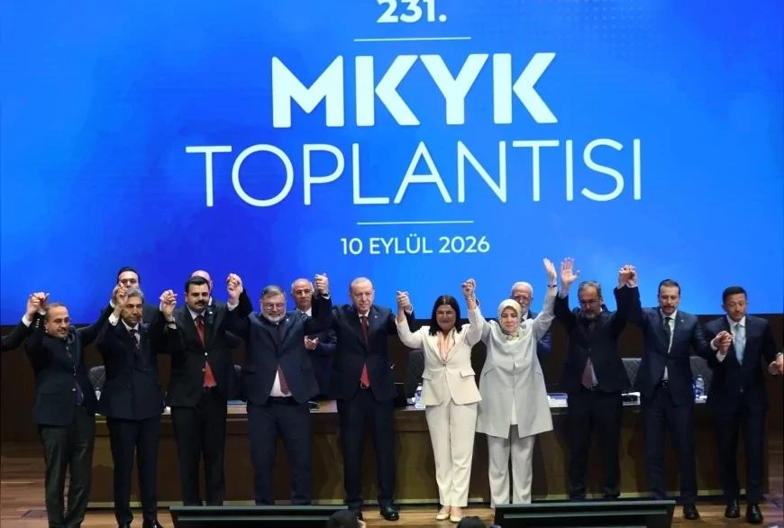 Foça Belediye Başkanı Saniye Bora Fıçı AK Parti’ye katıldı, rozetini Cumhurbaşkanı Erdoğan taktı
