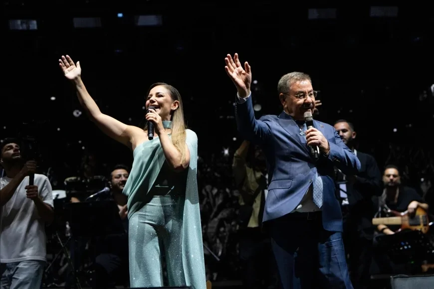 Gölbaşı’nda şölen coşkusu Merve Özbey konseriyle Atatürk Sahil Parkı’nda devam etti