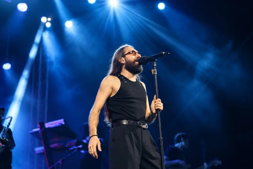 Çivril’de Emre Fel rüzgârı esti, festival meydanını dolduran binlerce kişi şarkılarla coştu