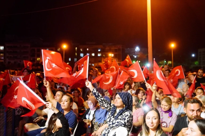 Seferihisar’ın Kurtuluşunun 104. Yılı Niran Ünsal Konseriyle Coşkuyla Kutlandı