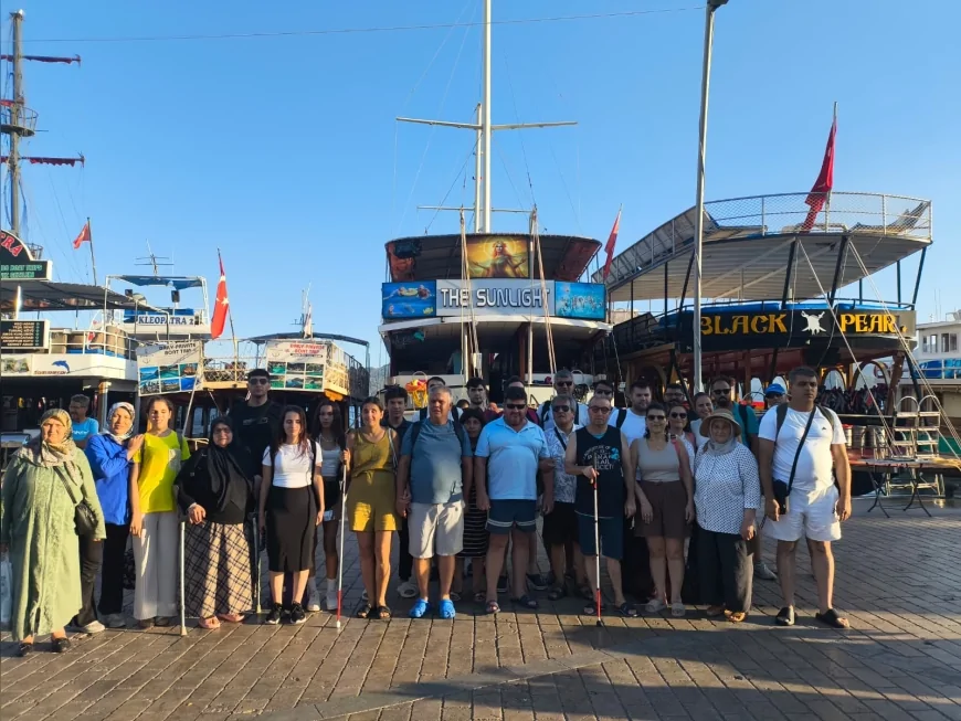 Altı Nokta Körler Derneği Denizli Şubesi üyeleri Marmaris'te ilk kez kafile halinde tekne turuna çıktı