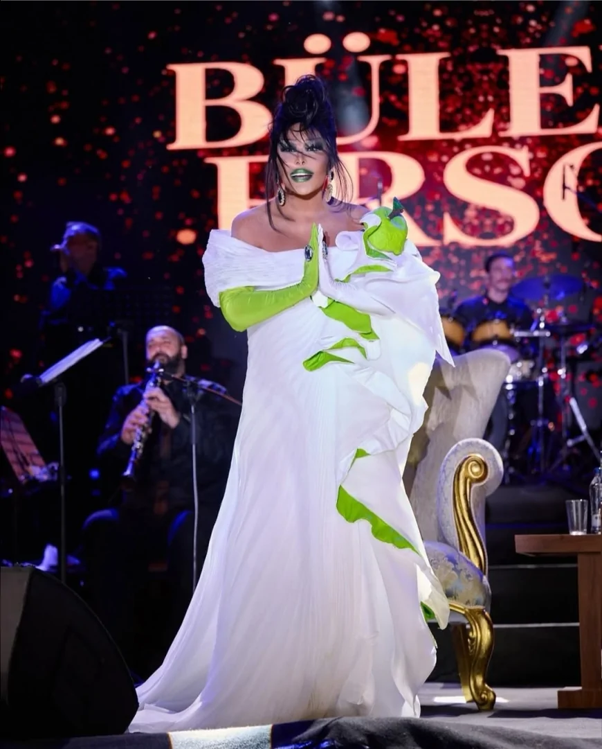 Denizli Çivril Elma, Tarım ve Kültür Festivali’nde Bülent Ersoy sahne aldı, binlerce kişi coşkuya ortak oldu