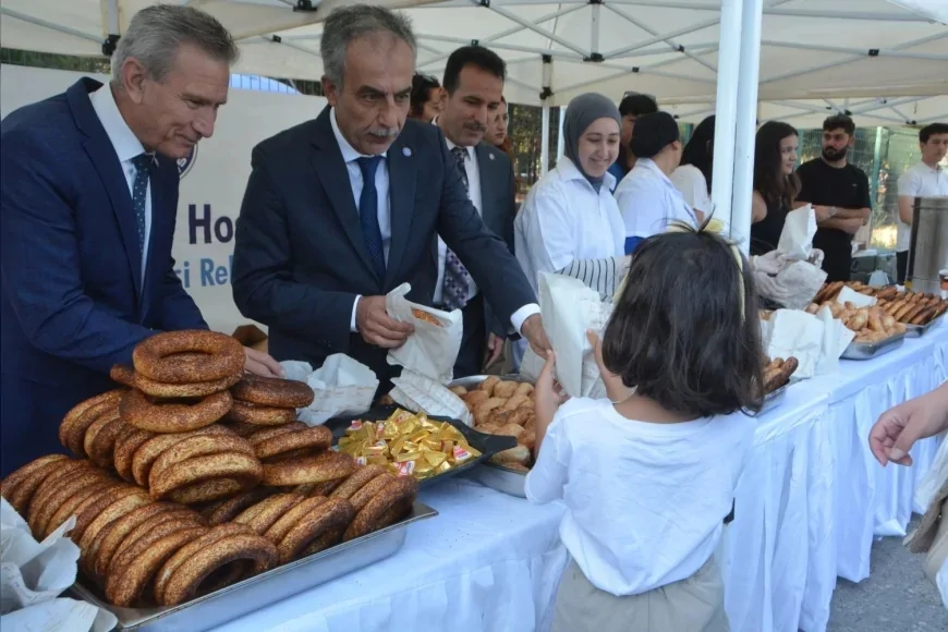 Ege Üniversitesi Rektörü Prof. Dr. Musa Alcı öğrencileri boyoz, simit ve çayla karşıladı