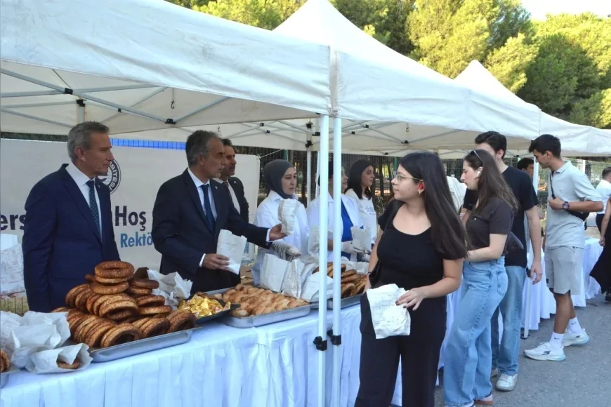 Ege Üniversitesi Rektörü Prof. Dr. Musa Alcı öğrencileri boyoz, simit ve çayla karşıladı