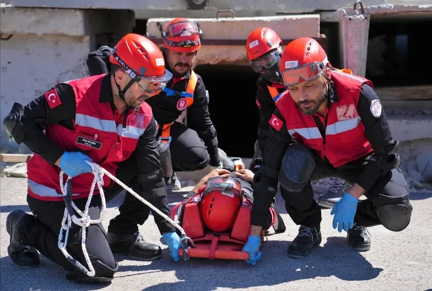 Keçiören Belediyesi KEÇ-TİM, AFAD Deprem ve Simülasyon Merkezi’nde afet senaryolarını gerçeğe yakın tatbikatla uyguladı