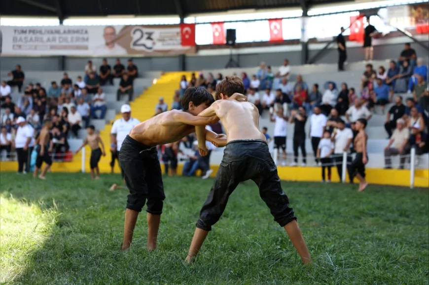 İshakçılar Er Meydanı’nda yağlı güreş heyecanı alt boy müsabakalarıyla başladı