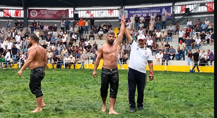 İshakçılar Er Meydanı’nda başpehlivan Seçkin Duman oldu, finalde Osman Kan’ı mağlup etti