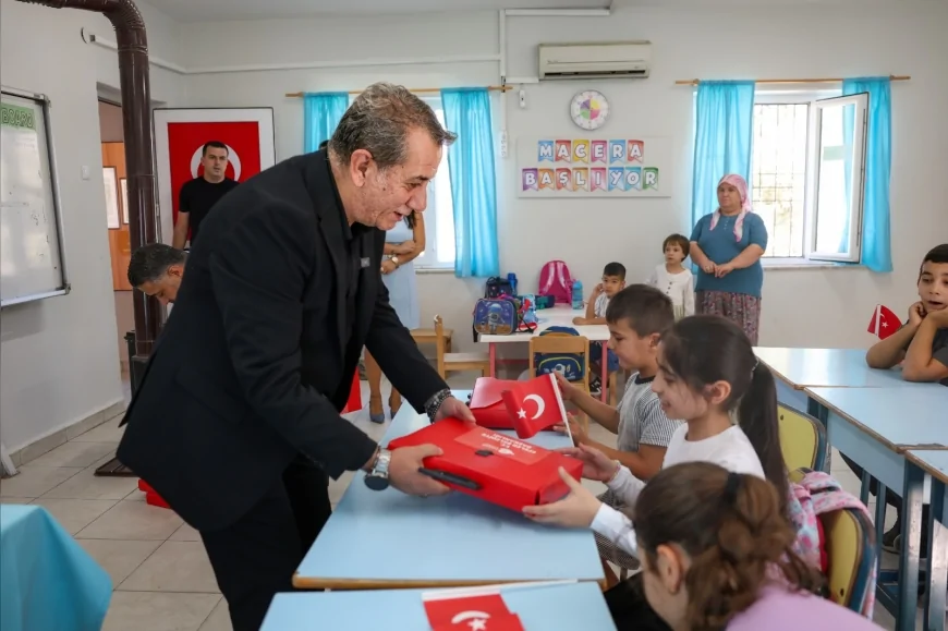Efeler Belediye Başkanı Anıl Yetişkin, yeni eğitim yılının ilk gününde minik öğrencilerle aynı sırada buluştu