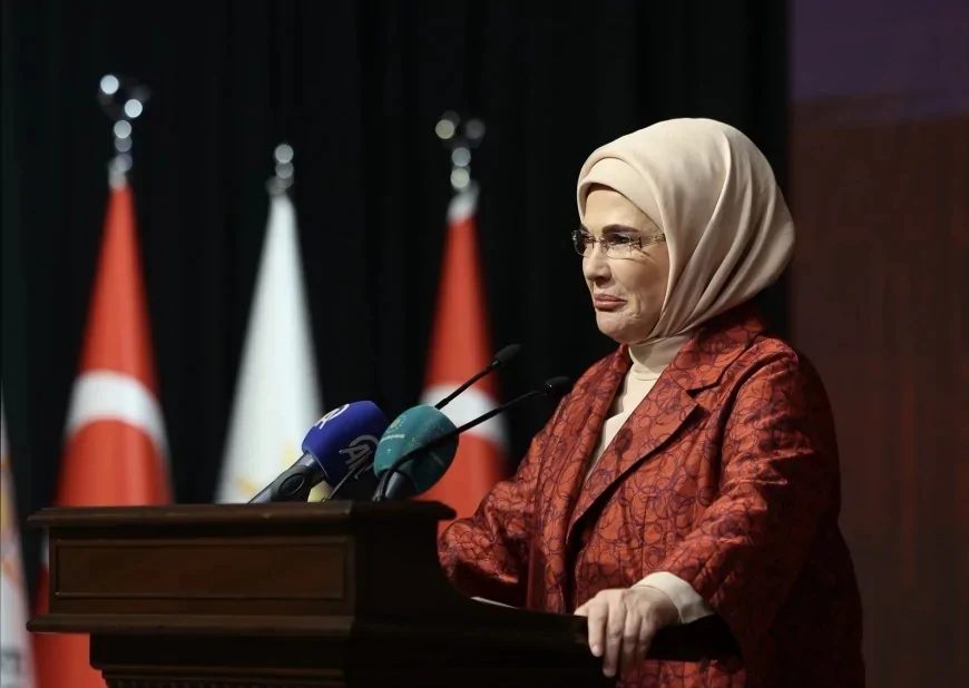 Emine Erdoğan: “Yeni eğitim-öğretim yılının tüm öğrencilerimize, öğretmenlerimize ve eğitim camiamıza hayırlı olmasını diliyorum”